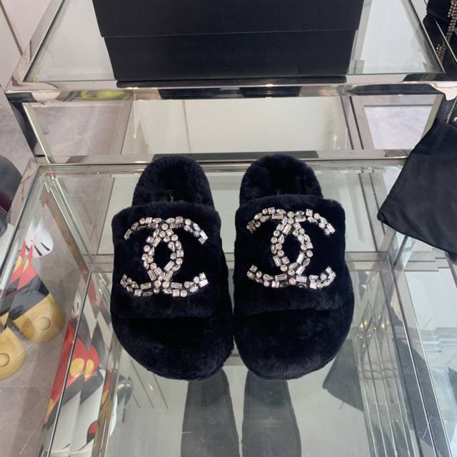Chanel 24Ss 秋冬 新款厚底毛毛拖鞋 毛茸茸的实在是太可爱太舒服 简洁精美风格的小香上脚美炸了 鞋面 垫脚：澳洲进口纯羊毛 水钻 鞋底：原版开模橡胶大